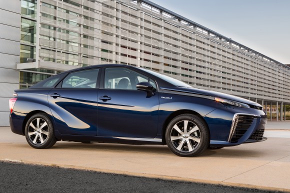 2016_Toyota_Fuel_Cell_Vehicle_004-580x386