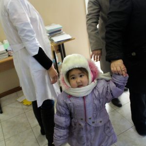 Детей приводят на проверку к врачам