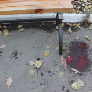 Кровь у скамейки колледжа