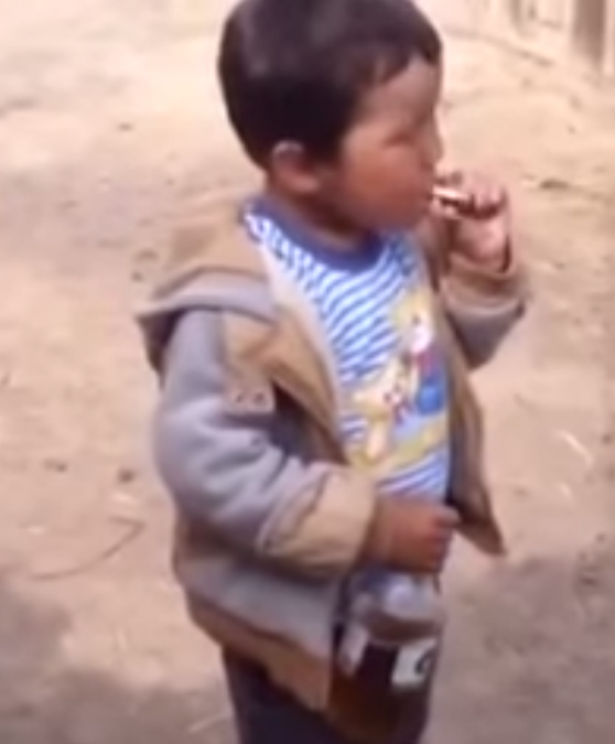 Мальчик курит и пьет пиво