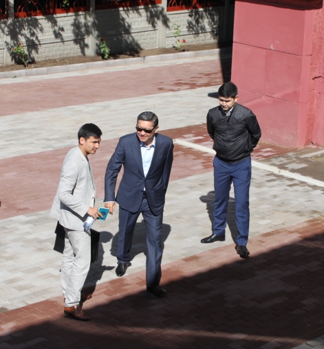 Экс премьер-министр Казахстана зашел в суд через центральный вход