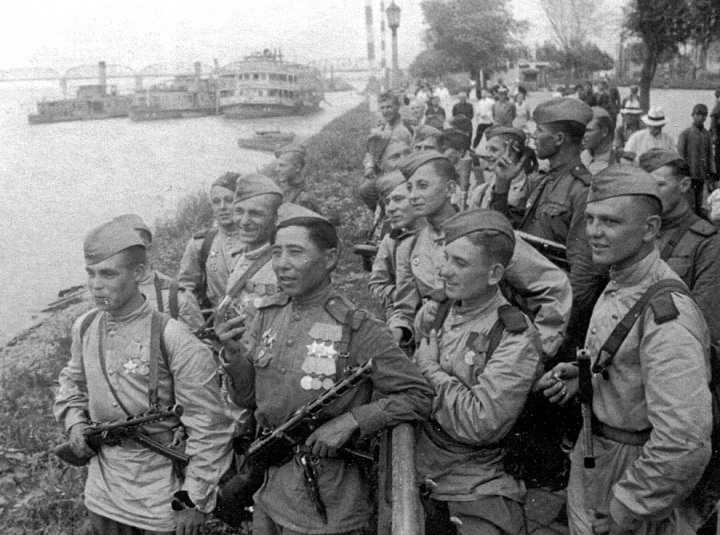 Советские солдаты стоят на берегу реки Сунгари в Харбине. Оккупированный город был освобожден советскими войсками 20 августа 1945 года. (Yevgeny Khaldei)