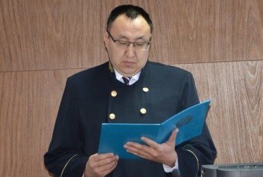 Судья зачитывает приговор Павличенко. Источник - sud.gov.kz