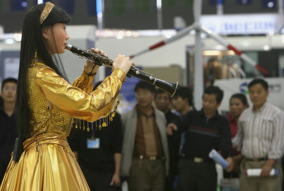 Visitors watch a robot plays a clarinet in Shanghai, China November 2, 2006. REUTERS/Nir Elias