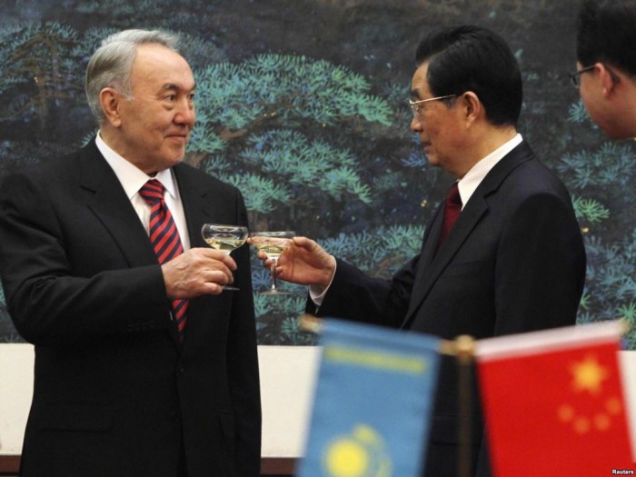 Нурсултан Назарбаев и Ху Цзиньтао в 2009 году