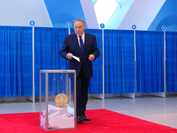 Нурсултан Назарбаев голосует за кандидатов от АНК