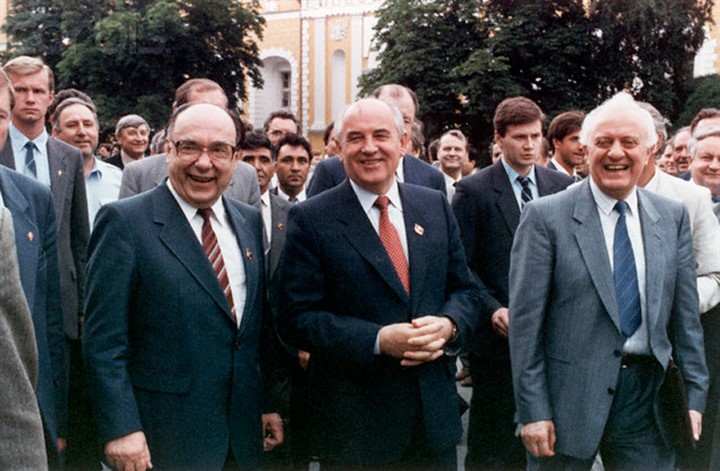 Александр Яковлев, Михаил Горбачёв, Эдуард Шеварнадзе гуляют в Кремле, 1989 г. (личный архив Анатолия Черняева)