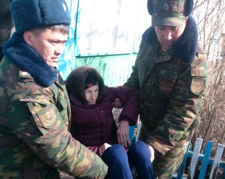 Спасение пожилой женщины в Донецком. Фото пресс-службы ДЧС СКО.