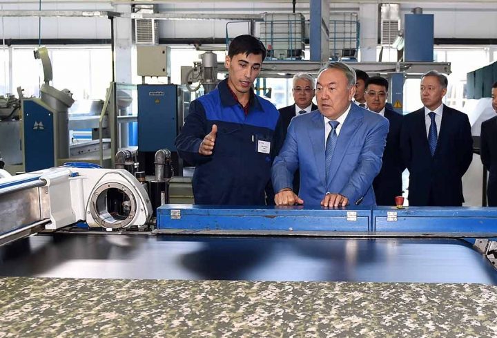 Президент на фабрике "Азала Текстиль". Фото пресс-службы Акорды.