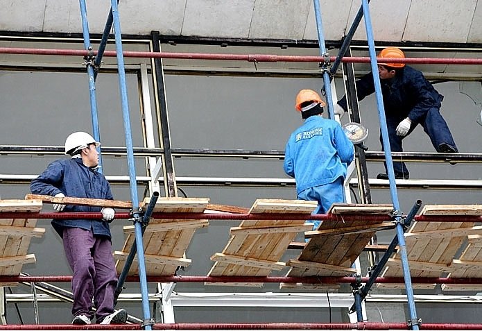 Рабочие на строительных лесах. Источник - svopi.ru
