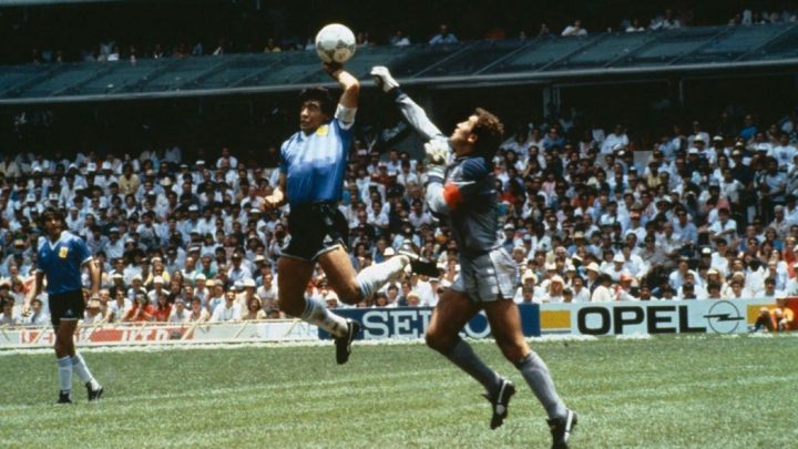 Гол Марадоны рукой в ворота англичан 30 лет назад засчитал арбитр Али Бен Нассер, а годы спустя его простили, практически, все поклонники футбола