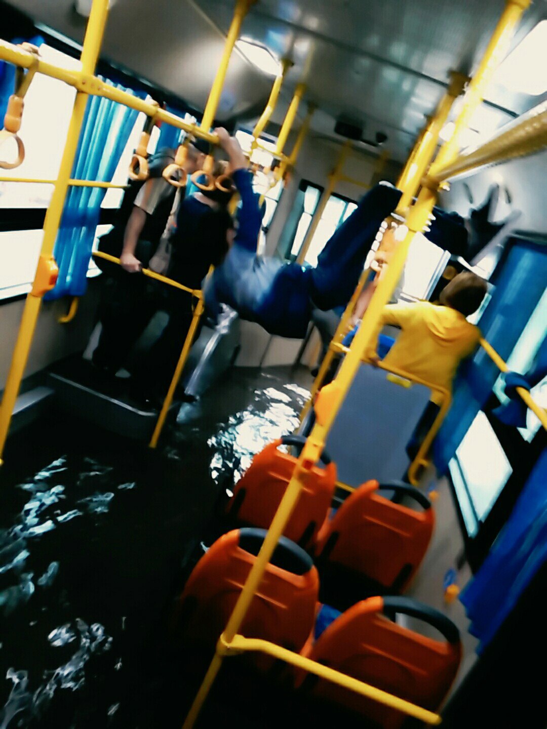 потоп автобус