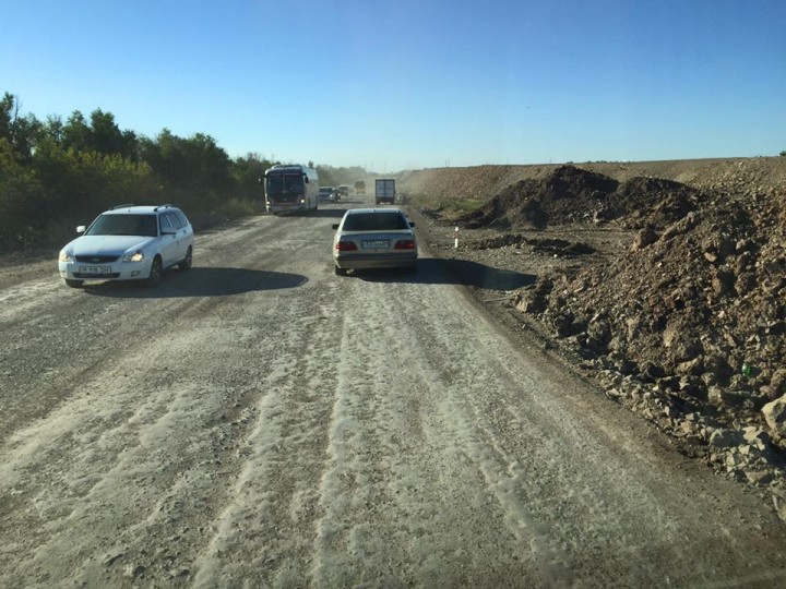 Для казахстанских путешественников слово "автострада" имеет два значения: "авто" и "страдание". 