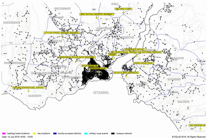 На иллюстрации приведены данные картирования активизации голосовой связи, СМС и социальных медиа вокруг мечетей. Район, наиболее плотно закрашенный перекрестными черными линиями – Фатих, один из исторических центров Стамбула, а также место, где плотность мечетей выше, чем в других районах Стамбула.