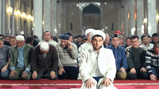 молитва в мечети
