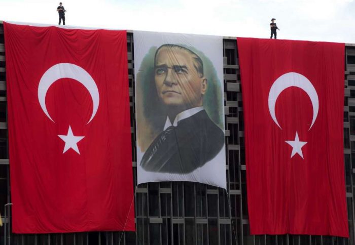 Портрет Мустафы Кемаля Ататюрка на улицах Стамбула
