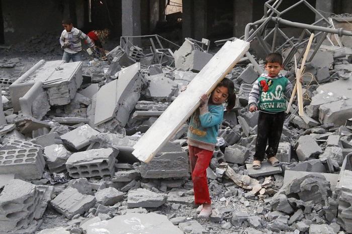 Дети на руинах разбомбленного дома в Ракке (Сирия), 2014 год