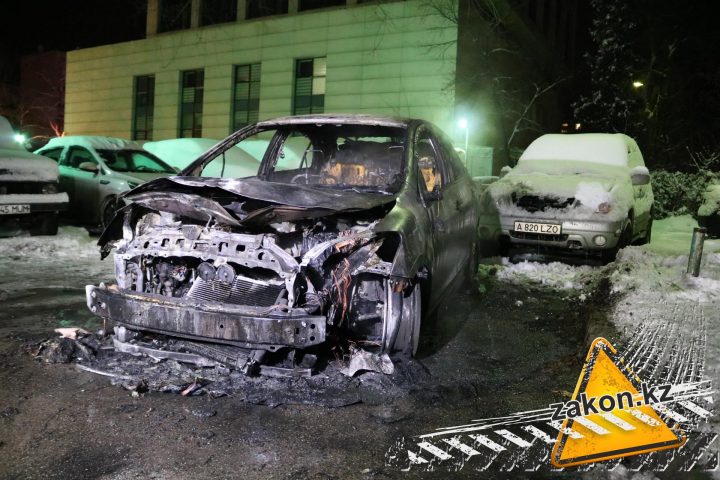 "Тойота" сгорела в Алматы