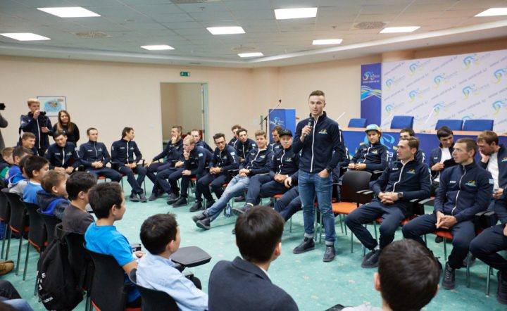 Велогонщики команды "Астана" посетили детдом и спортивную школу