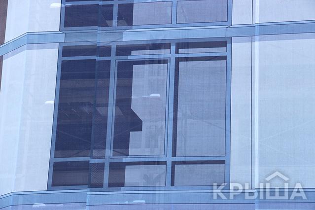 Бутафорские окна на недостроенном здании в Алматы