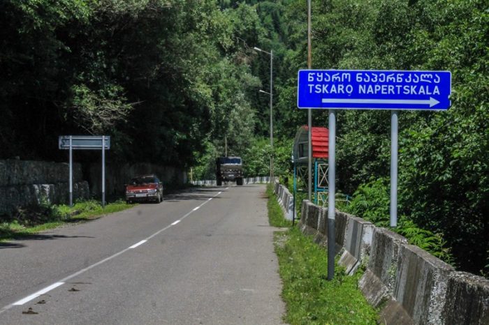 дорожный указатель в Грузии