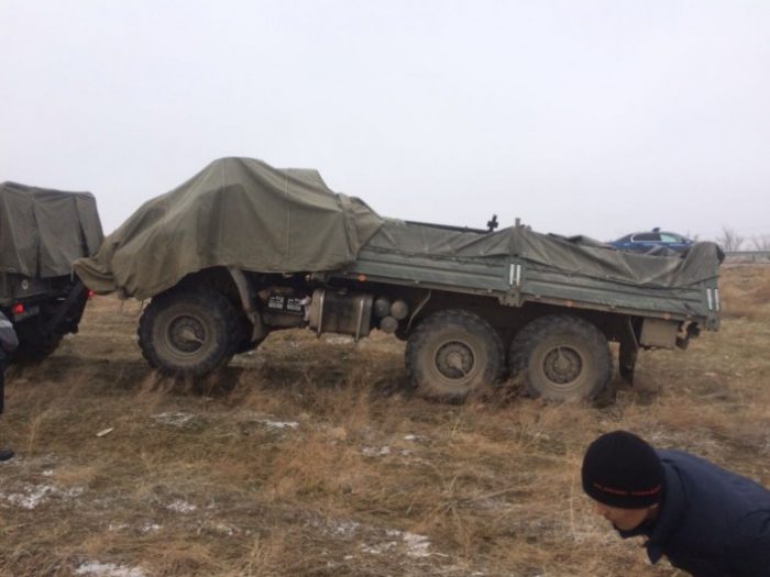 Буксировка попавшего в ДТП военного грузовика близ Тараза