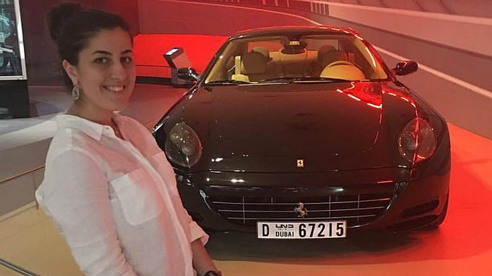 Марьям Дадашева на фоне Ferrari