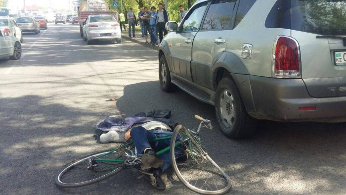 велосипедист попал под грузовик
