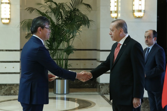 Посол Казахстана Абзал Сапарбекулы и президент Турции Реджеп Тайип Эрдоган