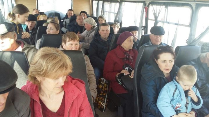эвакуация жителей 4 сел 29 апреля, люди с автобусе