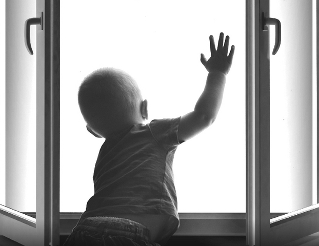 ребенок в окне