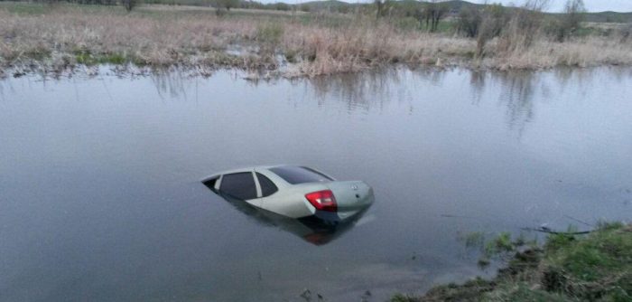 двое мужчин утонули в пруду на авто
