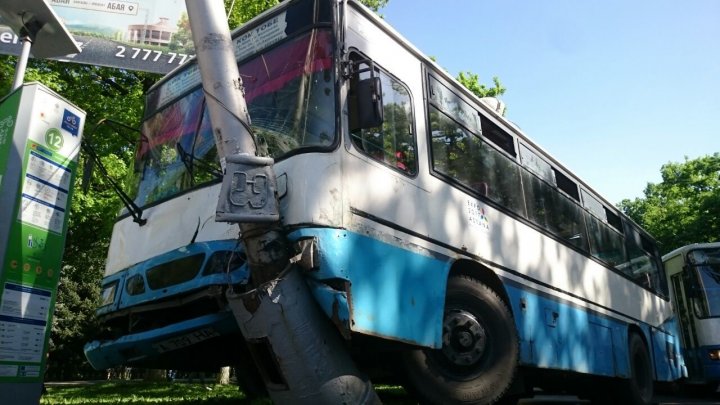 Автобус врезался в столб в Алматы