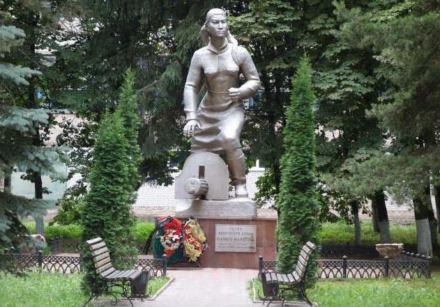 Памятник Маншук Маметовой в Невеле