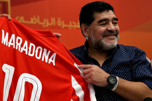 Диего Марадона с футболкой клуба "Аль-Фуджайра"