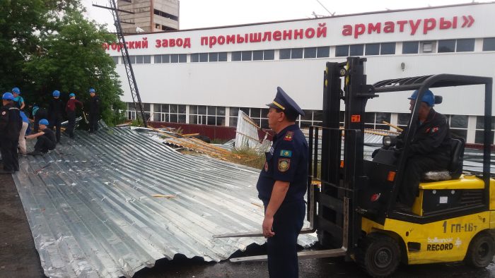 штормовым ветром сорвало крышу завода в Усть-Каменогорске