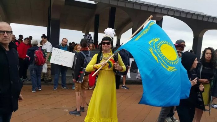 гей с флагом казахстана