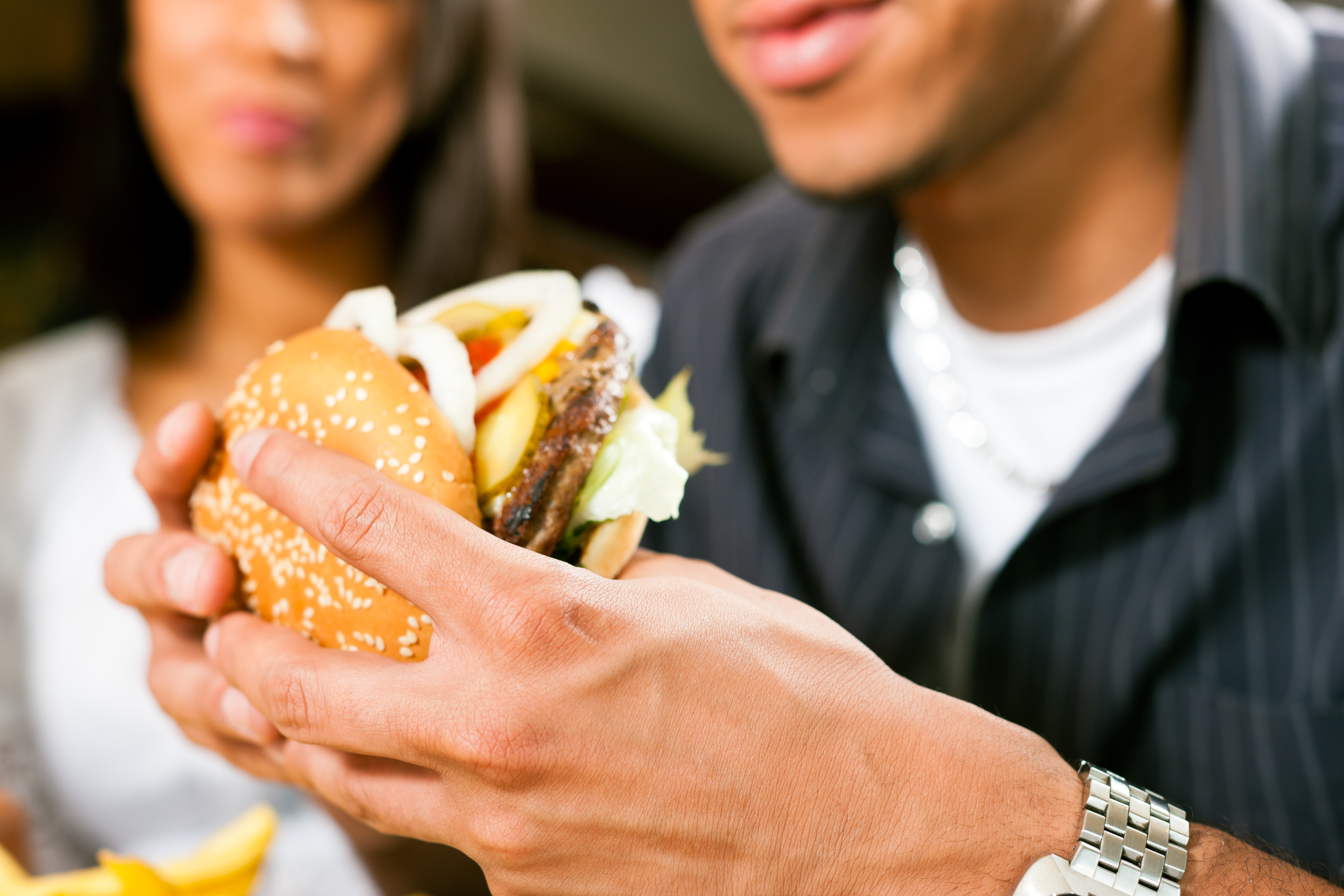 Муж ест руками. Человек ест бургер. Неправильное питание. Человек ест гамбургер. Люди едят бургеры.