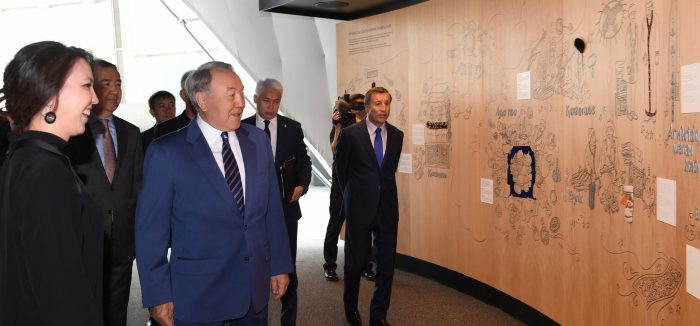 нурсултан назарбаев в выставочном комплексе экспо