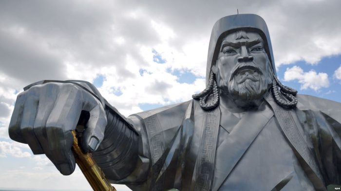 Статуя Чингисхана близ Улан-Батора
