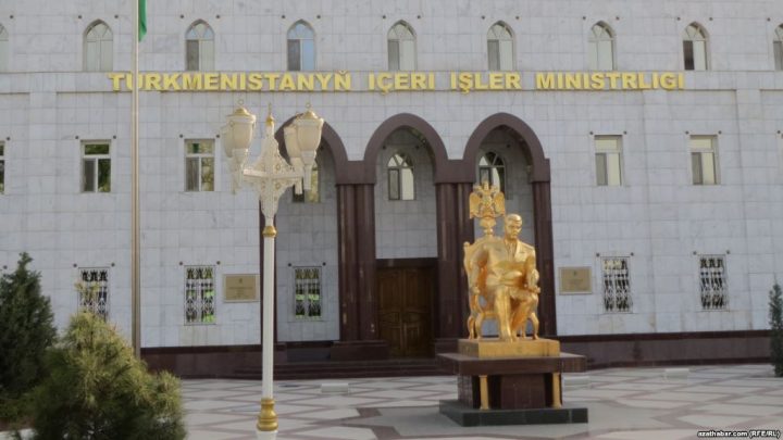 Памятник Туркменбаши до демонтажа. Источник - "Радио Азатлык"