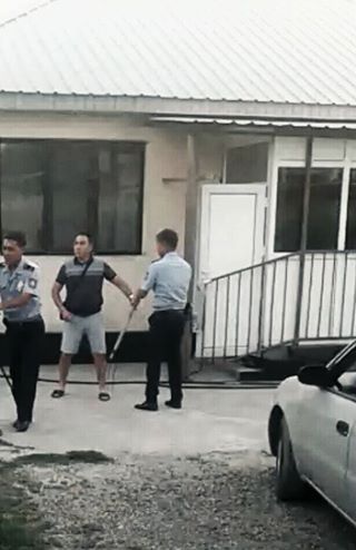 полиция отбирает вилы у убийцы собаки