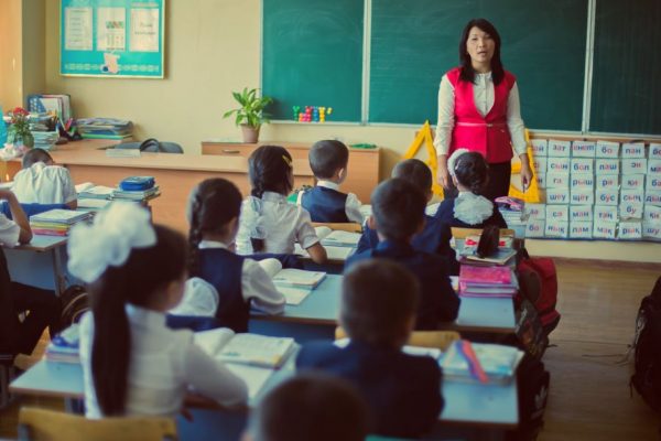 Акиматы хотят обязать устраивать детей учителей в детские сады без очереди