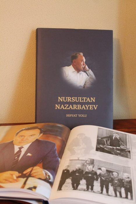 «Нурсултан Назарбаев. Биография» на азербайджанском языке