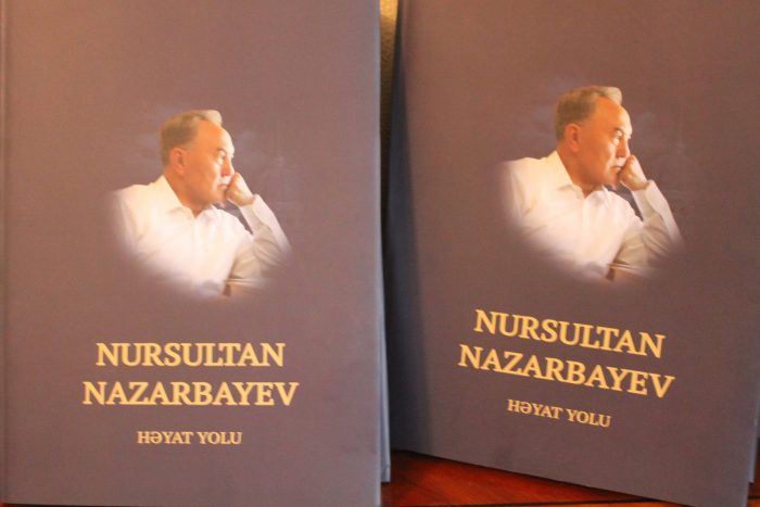 «Нурсултан Назарбаев. Биография» на азербайджанском языке