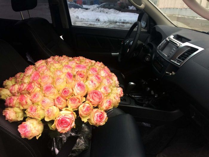 цветы в салоне авто
