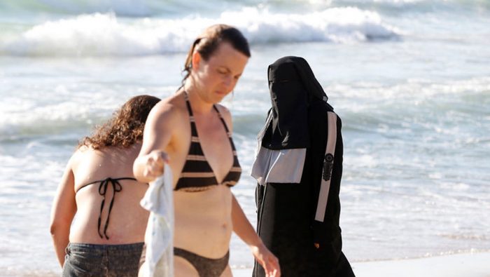 в хиджабе на пляже