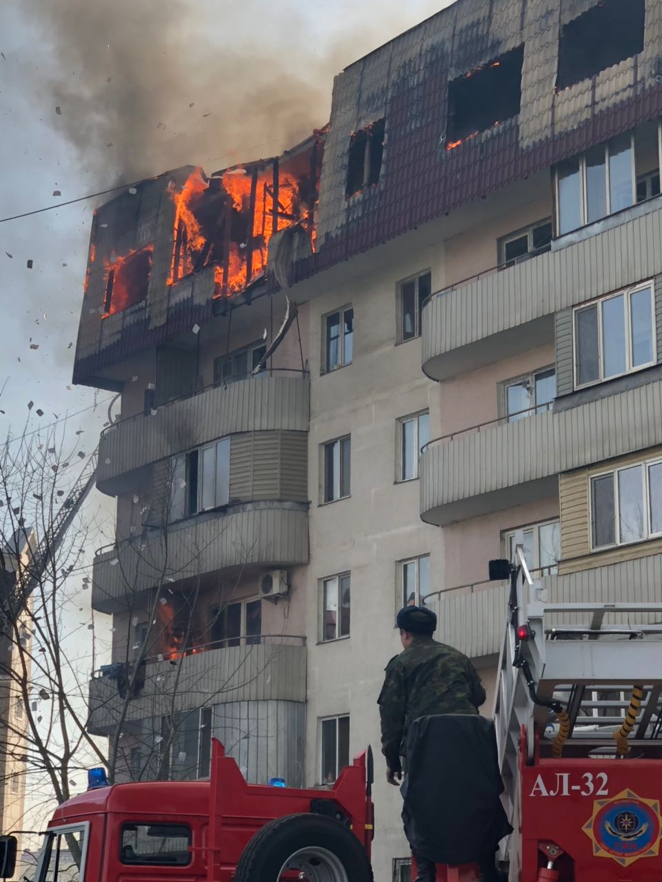 Буря в алматы сегодня. Пожар в многоэтажке. Пожар в Алматы. Алматы сгорел. Алматы пожар в многоэтажке.