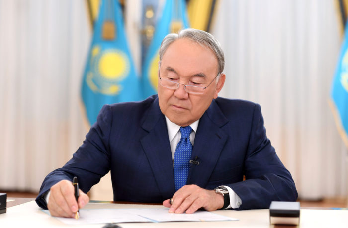 назарбаев подписывает закон