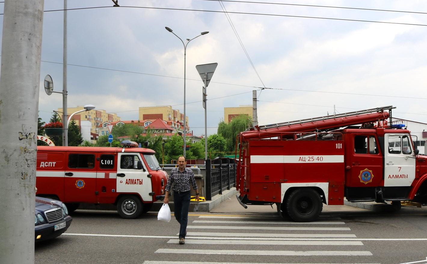 Пожарная машина сбила пешехода в Алматы